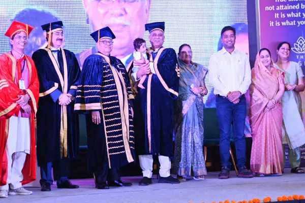 पोते के सामने CM भूपेश बघेल को मिली डॉक्टरेट की उपाधि, बोले-इसके पीछे मेरे परिवार का योगदान