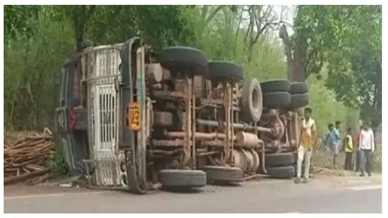 Dhamatri Road Accident: सड़क में ट्रक पलटने से नवोदय विद्यालय की परीक्षा दिलाने जा रहे छात्र की मौत, पिता सहित दो घायल...