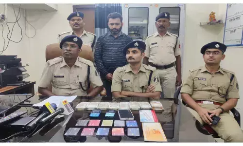 Bilaspur News: किराए के फ्लैट में हैदराबाद-दिल्ली के मैच में चल रहा था सट्टा, पुलिस रेड में सटोरिये से मिले 8 लाख समेत 50 लाख की सट्टा-पट्टी...