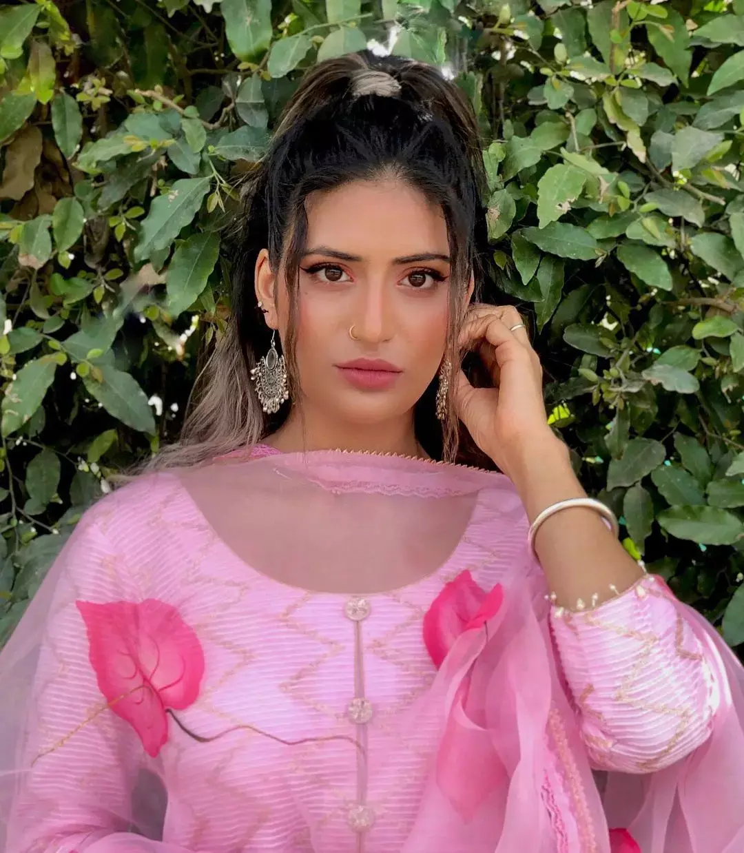 Shahneel Gill Hot Photo: किसी हीरोइन से कम नहीं है Shubhman Gill की बहन, पार कीं बोल्डनेस की हदें