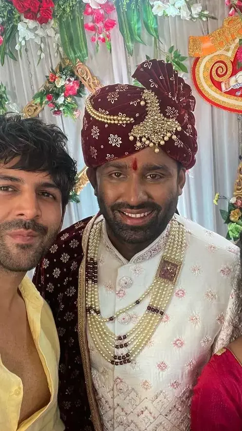 Kartik Aaryan ने अपने बॉडीगार्डी की शादी में पहुंचकर लगाए चार चांद, जीता लाखों फैंस का दिल