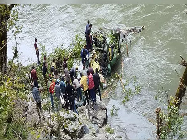 Army Helicopter Crash: नदी में गिरा हेलिकॉप्टर, दो पायलट सहित तीनों सुरक्षित.... Army Helicopter Crash: नदी में गिरा हेलिकॉप्टर, दो पायलट सहित तीनों सुरक्षित....