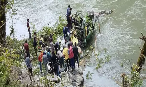 Army Helicopter Crash: नदी में गिरा हेलिकॉप्टर, दो पायलट सहित तीनों सुरक्षित....