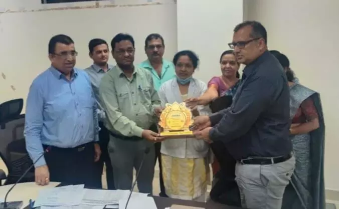 CG में शिविरों में आंख के ऑपरेशन नहीं : छत्तीसगढ़ में लक्ष्य से ज्यादा मोतियाबिंद ऑपरेशन करने वाले डॉक्टरों का सम्मान, कवर्धा को मिली बड़ी उपलब्धि CG में शिविरों में आंख के ऑपरेशन नहीं : छत्तीसगढ़ में लक्ष्य से ज्यादा मोतियाबिंद ऑपरेशन करने वाले डॉक्टरों का सम्मान, कवर्धा को मिली बड़ी उपलब्धि