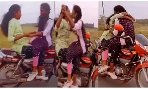Viral Video: बाइक स्टंट करते हुए दो लड़कियों ने किया एक-दूसरे को Kiss, बोली- खुल्लम-खुल्लम प्यार करेंगे हम दोनों...