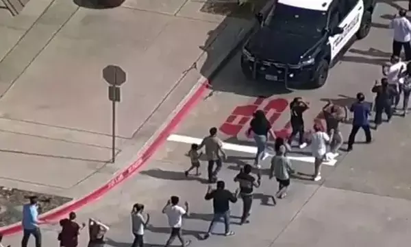 9 की गोली मारकर हत्या: मॉल में घूमने आये लोगों पर ताबड़तोड़ फायरिंग, कई घायल...