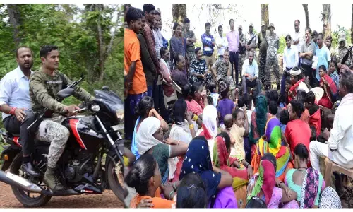 Jagdalpur News: कलेक्टर ने ग्रामीणों को दी कुर्सी और खुद चट्टान पर बैठकर सुनी उनकी समस्याएं, बाइक सवार होकर पहुचे अति संवेदनशील क्षेत्र चांदामेेटा