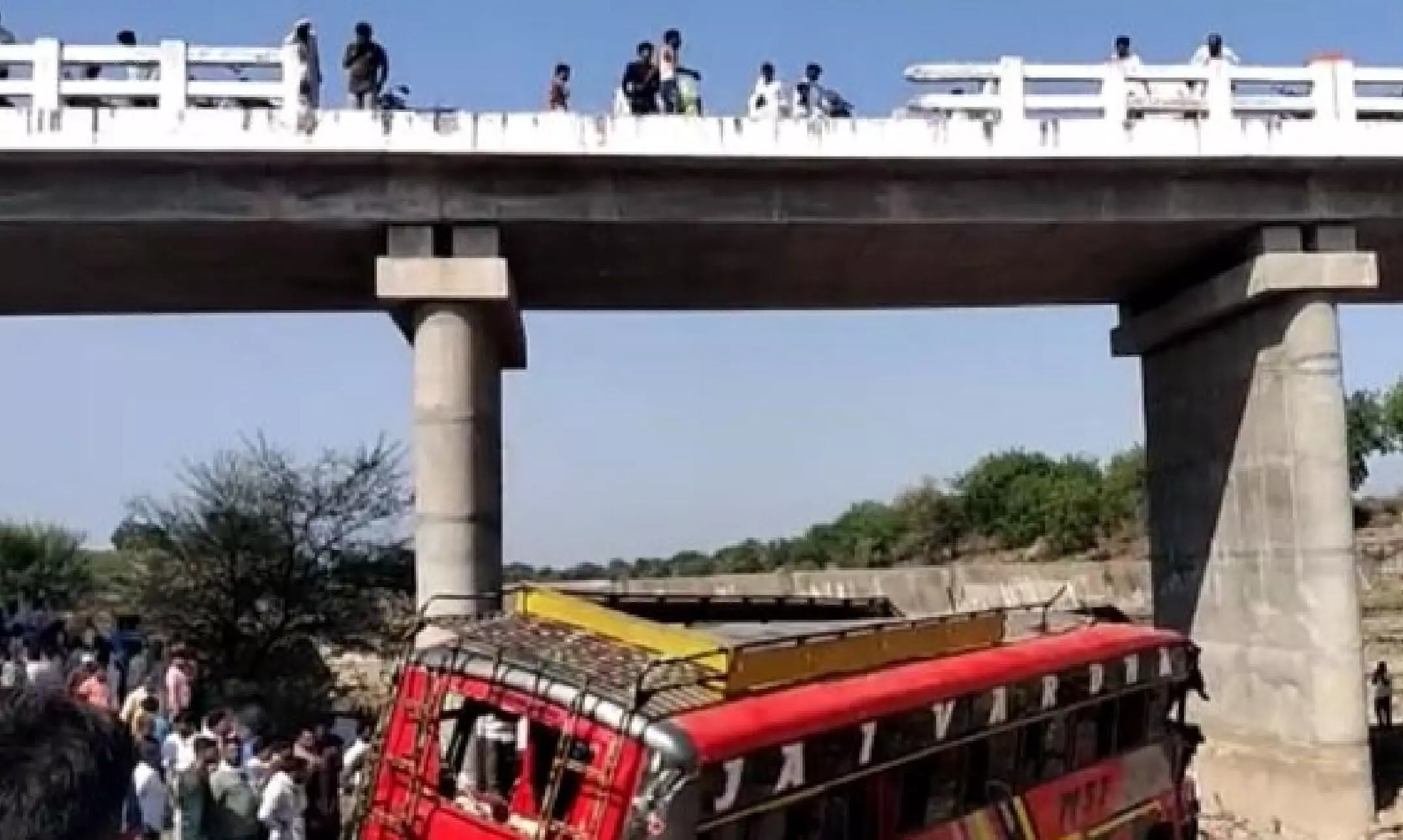 Khargone Bus Accident: 50 फीट ऊंचे पुल से नदी में गिरी बस, 15 लोगों की मौत, 25 घायल Khargone Bus Accident: 50 फीट ऊंचे पुल से नदी में गिरी बस, 15 लोगों की मौत, 25 घायल