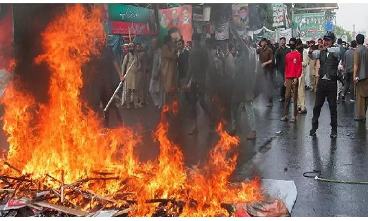 Imran Khan Arrested: इमरान की गिरफ्तारी के बाद पाकिस्तान में बवाल, सेना के HQ पर हमला