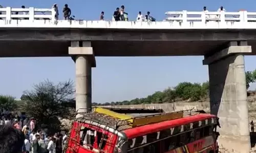Khargone Bus Accident: 50 फीट ऊंचे पुल से नदी में गिरी बस, 15 लोगों की मौत, 25 घायल