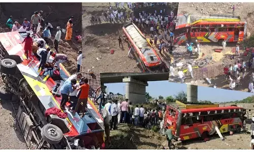 MP Khargone Incident Updates-ब्रेकिंग: 20 यात्रियों की मौत...तेज रफ्तार, ओवरलोडेड, फिर रेलिंग तोड़कर पुल से नीचे गिरी बस, मृतकों में बच्चे महिला पुरुष...