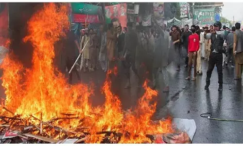 Imran Khan Arrested: इमरान की गिरफ्तारी के बाद पाकिस्तान में बवाल, सेना के HQ पर हमला