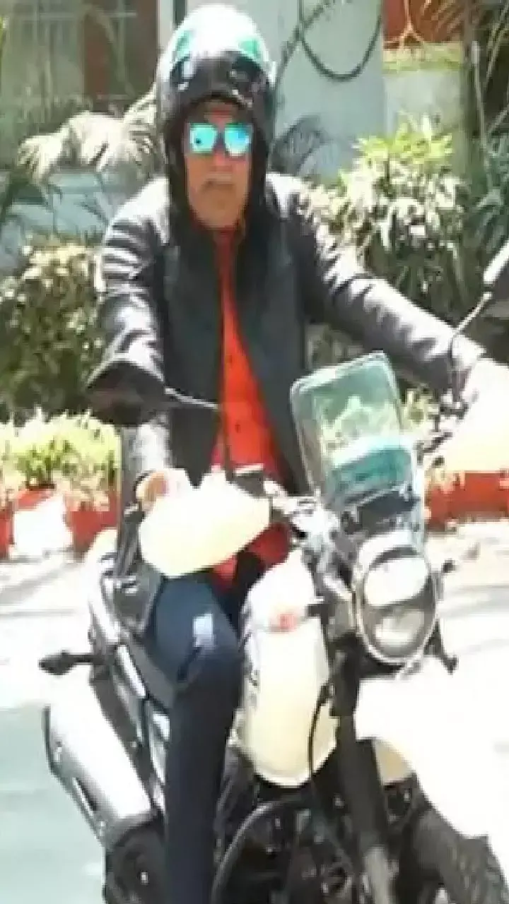 CM भूपेश बघेल ने शेयर की जींस टी-शर्ट, गॉगल्स और बाइकिंग जैकेट वाली तस्वीर...