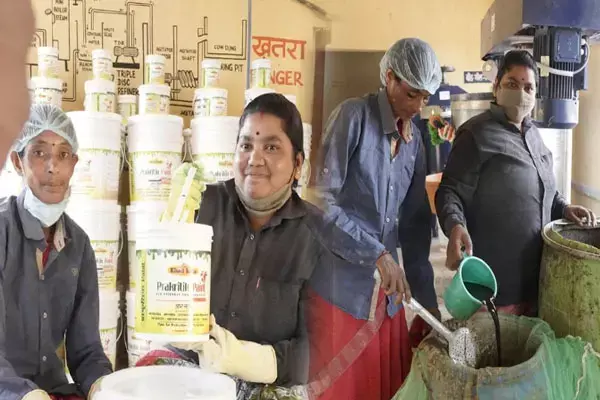 गोबर पेंट से पौने 6 करोड़ की आय, गौठानों में संचालित उद्यम से महिला समूहों को 179.70 करोड़...