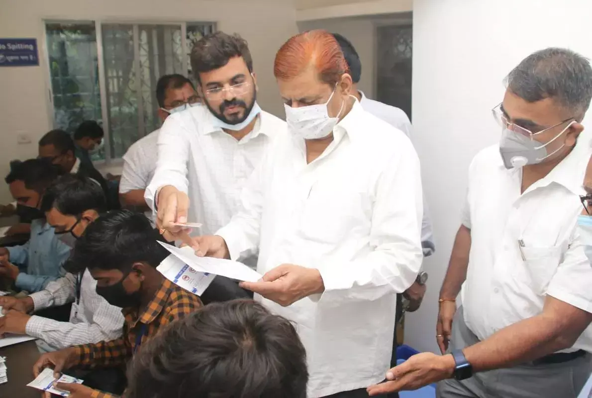 CG RTO में नई व्यवस्था: अब लाइसेंस और आरसी बनते ही वाट्सएप पर मिल जाएगी सूचना, 19 लाख से ज्यादा स्मार्ट कार्ड घर पहुंचाए गए