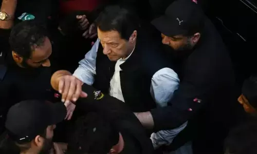 Imran Khan News: Imran Khan की गिरफ्तारी को पाकिस्‍तान सुप्रीम कोर्ट ने ठहराया गलत, लगाई फटकार