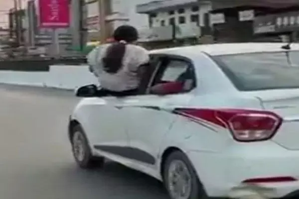 CG-जानलेवा स्टंट: BSP अधिकारी चला रहे थे कार, खिड़की से बाहर निकल के लड़की कर रही थी स्टंट, 2800 रुपये का चालान कटा