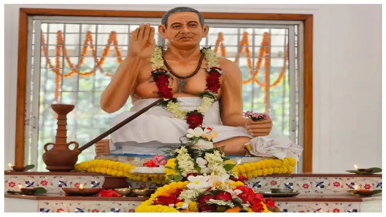 PHOTO में देखिए: अघोराचार्य कीनाराम और अघोरेश्वर भगवान राम की प्रतिमा का बाबा सम्भव राम ने किया अनावरण...