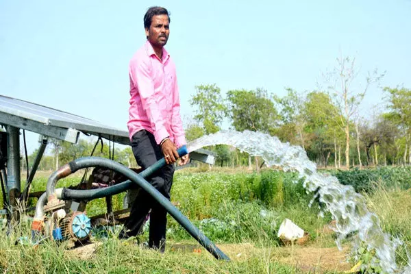 छत्तीसगढ़ में सौर सुजला योजना बन रही वरदान, राज्य सरकार की पहल से किसानों के चेहरे में आई मुस्कान.... छत्तीसगढ़ में सौर सुजला योजना बन रही वरदान, राज्य सरकार की पहल से किसानों के चेहरे में आई मुस्कान....