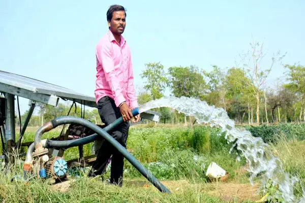 छत्तीसगढ़ में सौर सुजला योजना बन रही वरदान, राज्य सरकार की पहल से किसानों के चेहरे में आई मुस्कान....