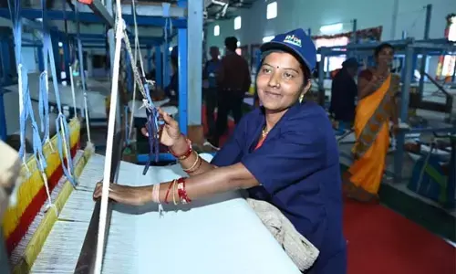 Dhamtari News: मुख्यमंत्री कौशल विकास योजना से काम सीख कर महिलाओं ने शुरू किया हथकरघा व्यवसाय और बन रही आर्थिक रूप से सशक्त