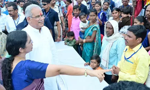 Chhattisgarh News: राज्य सरकार की योजनाओं का प्रभावः कभी मजदूरी कर विजय के जिन हाथों में कुल्हाड़ी, कुदाल से पड़ जाते थे छाले आज उन्हीं हाथों में कलम