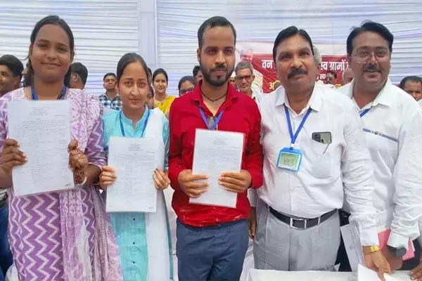23 सब इंजीनियरों को CM भूपेश ने सौंपा नियुक्ति पत्र: जल संसाधन विभाग में प्रदेश भर में 352 उप अभियंता की हुई नियुक्ति