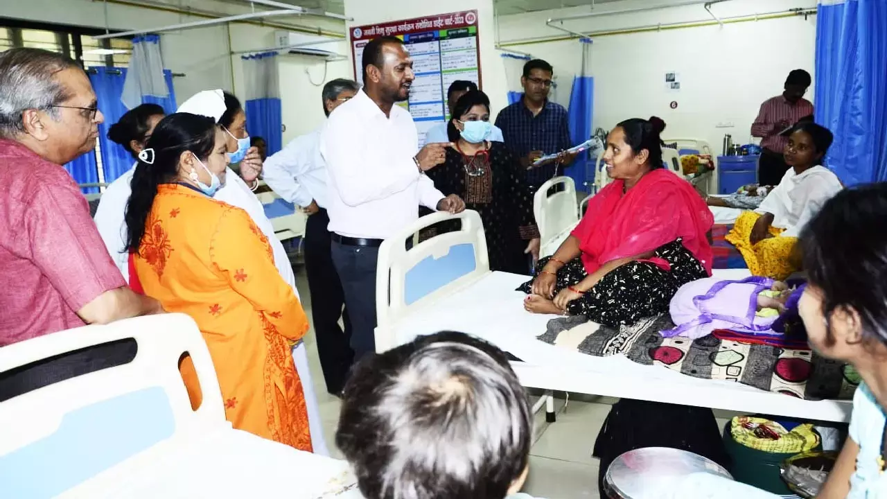 Jagdalpur News: कलेक्टर ने ओपीडी में स्वयं पंजीयन करवाकर करवाई आँख की जांच...