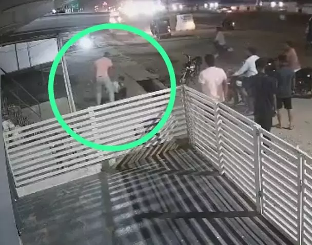 CG Video-सिगरेट के पैसे मांगने पर दुकानदार की पिटाई, दो युवकों ने बुजुर्ग को बेदम पीटा, पीड़ित को लगे छह टांके