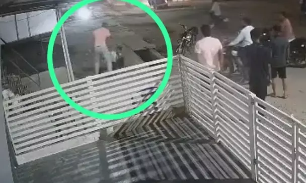 CG Video-सिगरेट के पैसे मांगने पर दुकानदार की पिटाई, दो युवकों ने बुजुर्ग को बेदम पीटा, पीड़ित को लगे छह टांके