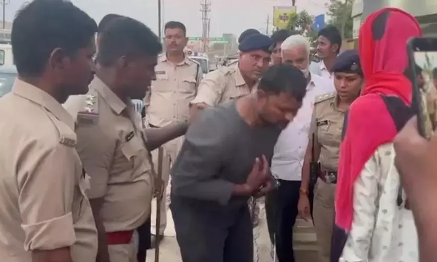 CG-बुजुर्ग दुकानदार को पीटने वाले की पुलिस ने निकाली गुंडाई, आरोपी ने रोते हुए बुजुर्ग के पैर पकड़कर मांगी माफी, एक गिरफ्तार...