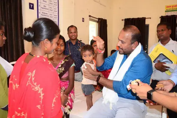 CG Jagdalpur News-जब कलेक्टर ने महिला से कहा घबराएं नहीं मैं आपका भाई हूँ...बच्ची को गोद में लेकर अपने हाथों से खिलाया बिस्किट
