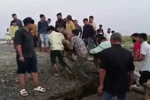Gujarat News: छह की डूबने से मौत, पिकनिक मनाने गए एक ही परिवार के आठ लोग डूबे, दो को बचाया गया
