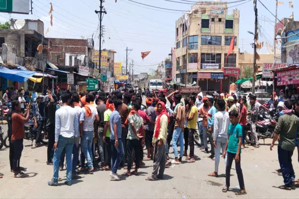 ब्रेकिंग न्यूज: रतनपुर में बेकाबू भीड़ घुसी आरोपी के घर, रेप पीड़िता के साथ लोगों ने बोला धावा, पुलिस भी मौके पर