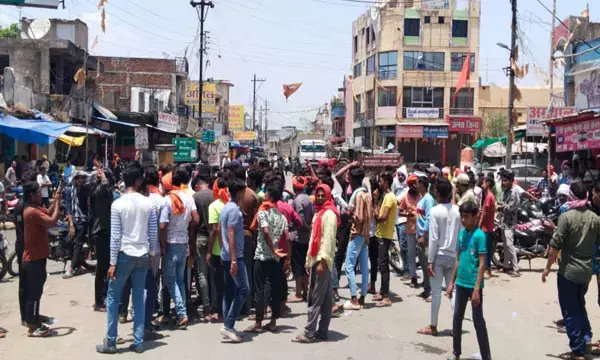 ब्रेकिंग न्यूज: रतनपुर में बेकाबू भीड़ घुसी आरोपी के घर, रेप पीड़िता के साथ लोगों ने बोला धावा, पुलिस भी मौके पर