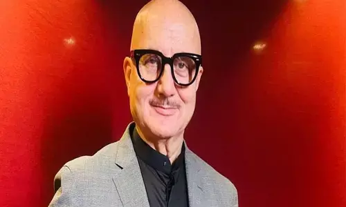 Bollywood News: शूटिंग के दौरान बुरी तरीके से घायल हुए अनुपम खेर, कंधे में आई है चोट, मां ने डांटते हुए कहा- और दिखा अपनी बॉडी दुनिया को