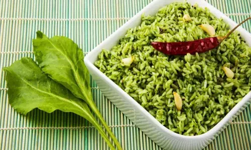Palak Pulav Recipe : बनाइए हेल्दी-टेस्टी पालक का पुलाव,यूनीक टेस्ट और कलर सबको बहुत पसंद आएगा