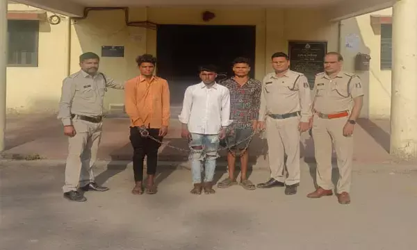 मोबाइल के लिए ले ली जानः मोबाइल देख रहे युवक पर पत्थर से हमला कर उतारा मौत के घाट, दो भाई समेत तीन गिरफ्तार