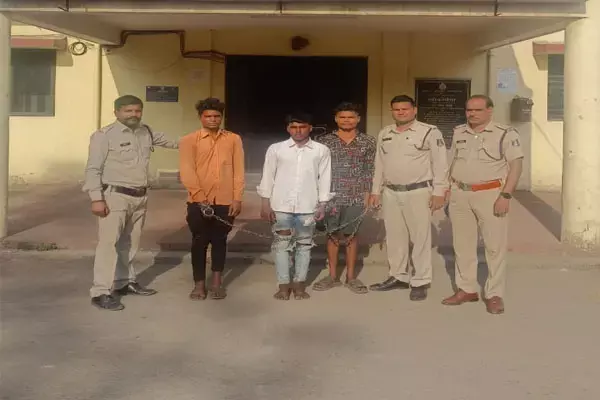 मोबाइल के लिए ले ली जानः मोबाइल देख रहे युवक पर पत्थर से हमला कर उतारा मौत के घाट, दो भाई समेत तीन गिरफ्तार