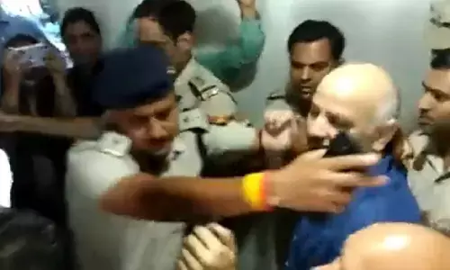 Manish Sisodia News: पेशी पर आए सिसोदिया को पुलिस ने गिरेबान पकड़कर खींचा, देखिये वायरल वीडियो