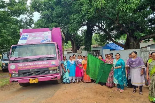 Kondagaon News: मुख्यमंत्री महतारी न्याय रथ को हरी झंडी दिखाकर किया रवाना,  27 मई तक जिले के विभिन्न ग्राम में जाकर महिला सशक्तिकरण का देगी संदेश