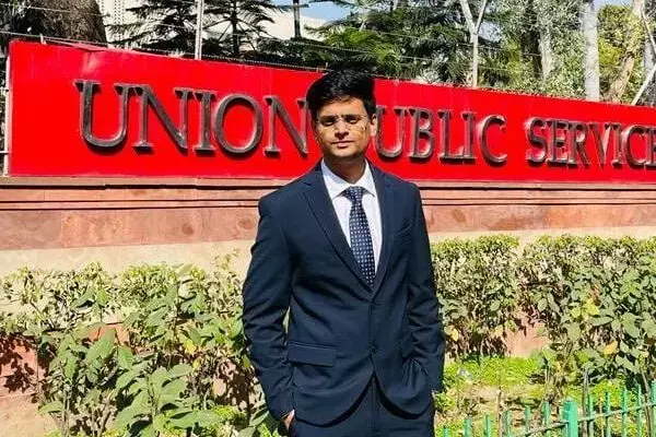 हौसलों की उड़ान: शिक्षक पिता की मौत के बाद अनुकंपा नियुक्ति ठुकराया, आर्थिक दिक्कतों से निपटने बहन ने तैयारी छोड़ प्राइवेट जॉब कर दिया सहारा, भाई ने पास की UPSC