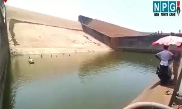 छत्तीसगढ़ में फूड इंस्पेक्टर ने गजब कर डाला, डेम में गिरा डेढ़ लाख का मोबाइल तो पंप लगाकर 21 लाख लीटर पानी बहाया, हो सकती थी डेढ़ हजार एकड़ की सिंचाई...