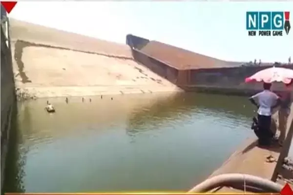 छत्तीसगढ़ में फूड इंस्पेक्टर ने गजब कर डाला, डेम में गिरा डेढ़ लाख का मोबाइल तो पंप लगाकर 21 लाख लीटर पानी बहाया, हो सकती थी डेढ़ हजार एकड़ की सिंचाई...
