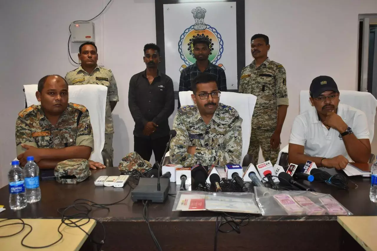 दो हजार के नोट बदलने पहुंचे थे दो नक्सली, पुलिस को देखकर भागने लगे, 6 लाख कैश मिले, 11 बैंक पासबुक भी