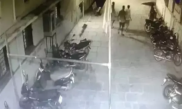 Video: हॉस्टल में घुसकर छात्रों से मारपीट, आम चोरी के शक में ठेकेदार के गुर्गों ने लाठी डंडे से पीटा...