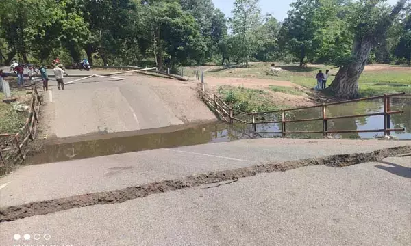 भ्रष्टाचार का पुल टूटा: छत्तीसगढ में पुल टूटने से मुख्यमार्गों से रास्ता हुआ बंद, वाहनों की लगी लंबी कतार