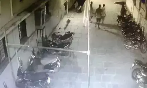 Video: हॉस्टल में घुसकर छात्रों से मारपीट, आम चोरी के शक में ठेकेदार के गुर्गों ने लाठी डंडे से पीटा...