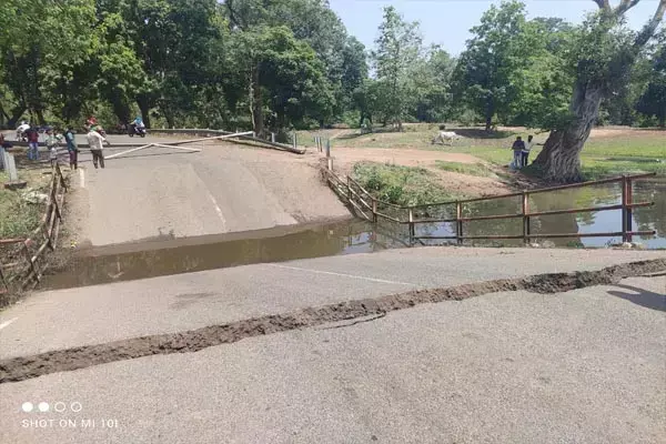 भ्रष्टाचार का पुल टूटा: छत्तीसगढ में पुल टूटने से मुख्यमार्गों से रास्ता हुआ बंद, वाहनों की लगी लंबी कतार