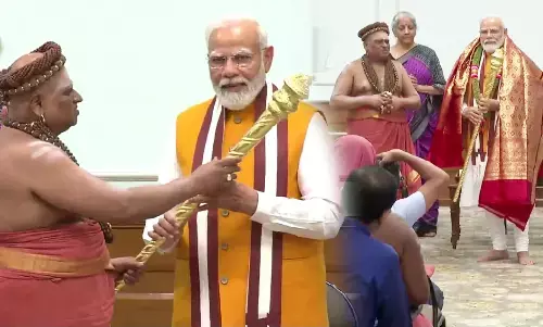 Sengol News: अधीनम संतों ने पीएम मोदी को सौंपा राजदंड सेंगोल, कल नए संसद भवन में होगा स्थापित